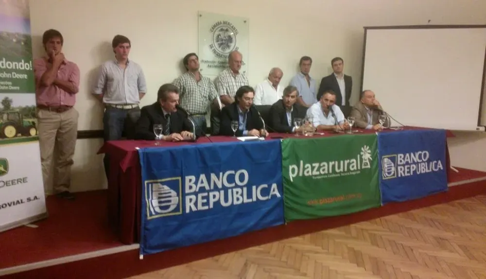 Integrantes de Plazarural y del Banco República