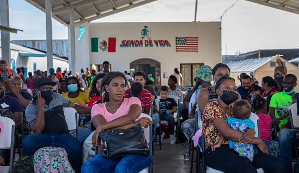A mediados de 2024, la administración Biden creó un programa para los nacionales de Cuba, Haití, Nicaragua y Venezuela para intentar reducir la inmigración ilegal.