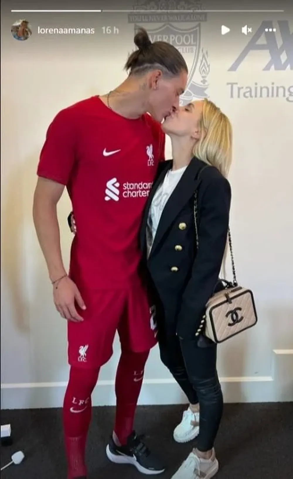 Darwin Núñez en su presentación en Liverpool junto a Lorena Mañas