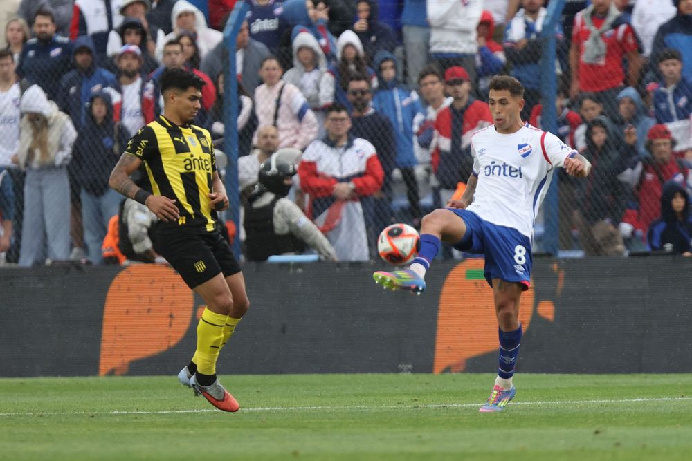 Matías Arezo de Peñarol ante Christian Oliva de Nacional por la final de la Liga AUF Uruguaya