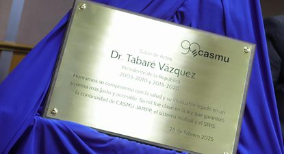 Homenaje a Tabaré Vázquez en celebración por los 90 años de CASMU: su hijo, Álvaro Vázquez, llevó de regalo el estetoscopio que utilizó su padre durante su carrera