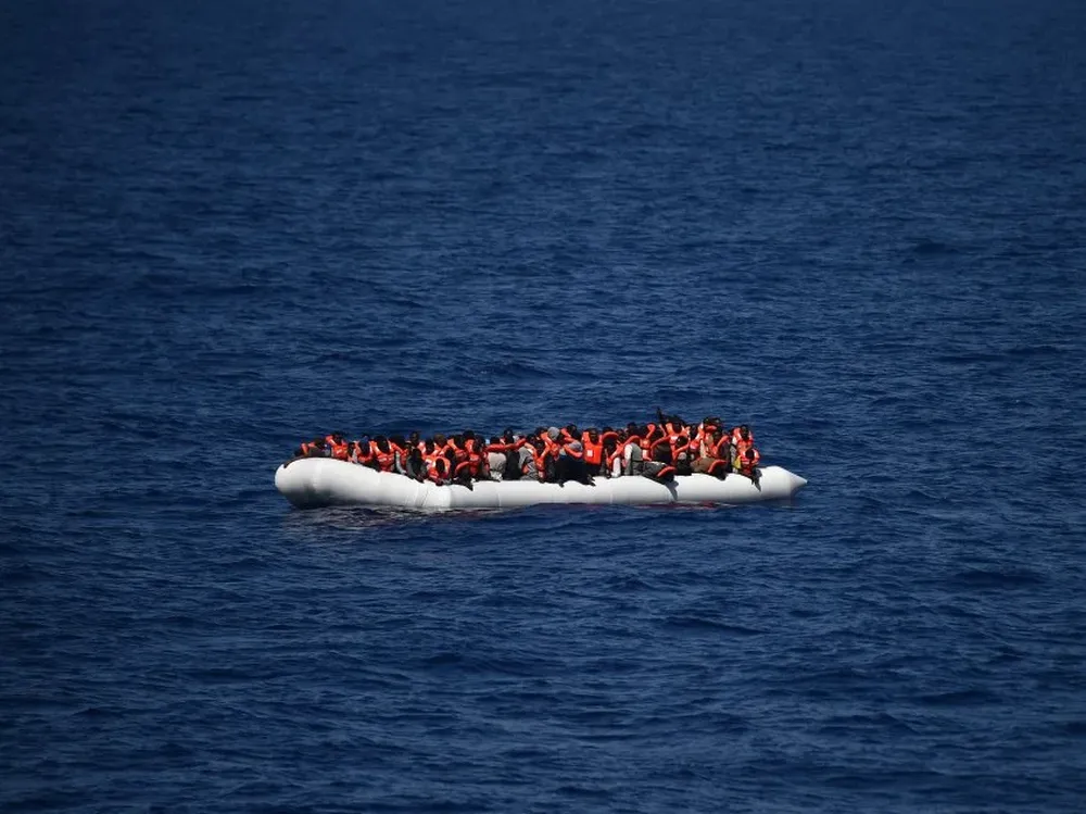 Refugiados esperan ser rescatados durante una operación en el mar en Italia.
