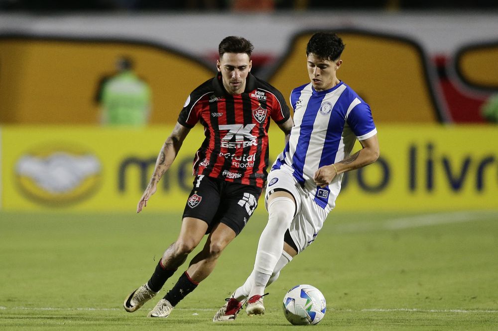 Gustavo Mosquito de Vitória ante Alan García de Cerro Largo por Copa Sudamericana Gustavo Mosquito de Vitória ante Alan García de Cerro Largo por Copa Sudamericana