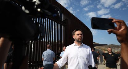 JD Vance habla con la prensa en una visita a la frontera con México