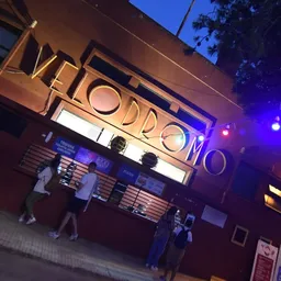 Antel canjea resíduos electrónicos por entradas para el tablado del Velódromo Municipal, uno de los que funciona todos los días durante la zafra de carnaval, en el Parque Batlle.