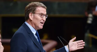 El presidente del PP, Alberto Núñez Feijóo, interviene durante la primera sesión del debate de investidura de Pedro Sánchez como presidente de Gobierno, en el Congreso de los Diputados, a 15 de noviembre de 2023.