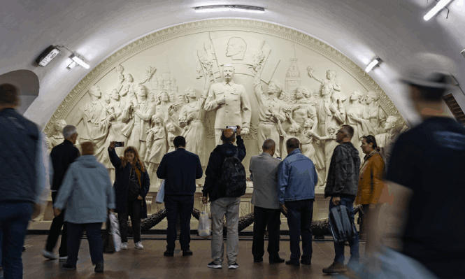 El Metro de Moscú tiene desde hace días una nueva estatua que está dando de qué hablar.