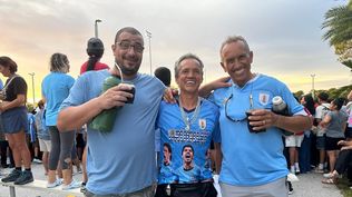 Hinchas uruguayos en Palm Beach esperando a la selección uruguaya