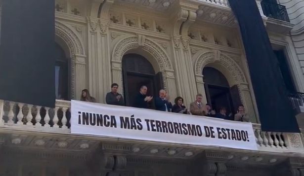 Partido Nacional desplegó pancarta contra el terrorismo de Estado