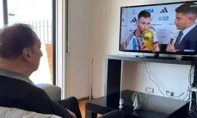 Carlos Bilardo viendo el mundial de Qatar 2022