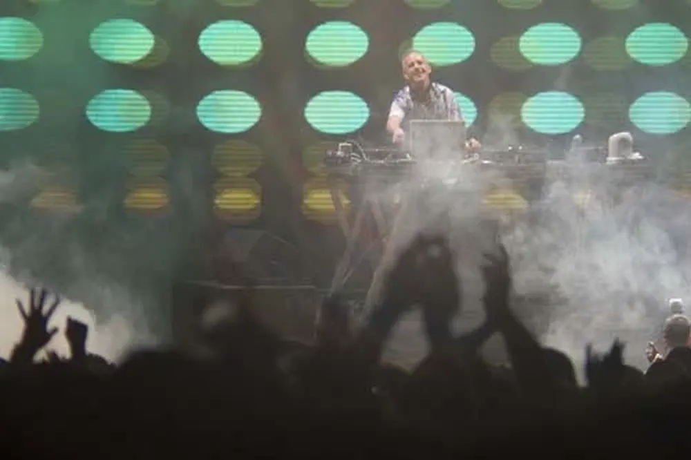 A fuerza de carisma y unas mezclas de ritmos enérgicos y populares, Fatboy Slim hizo honor a su leyenda