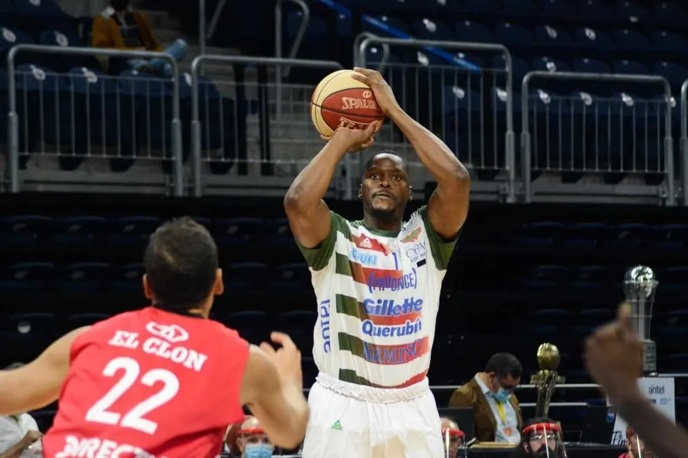 Al Thonrton metió un triple determinante