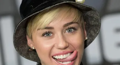 Alemania- Fotografía de la cantante estadounidense Miley Cyrus posando durante una rueda de prensa
