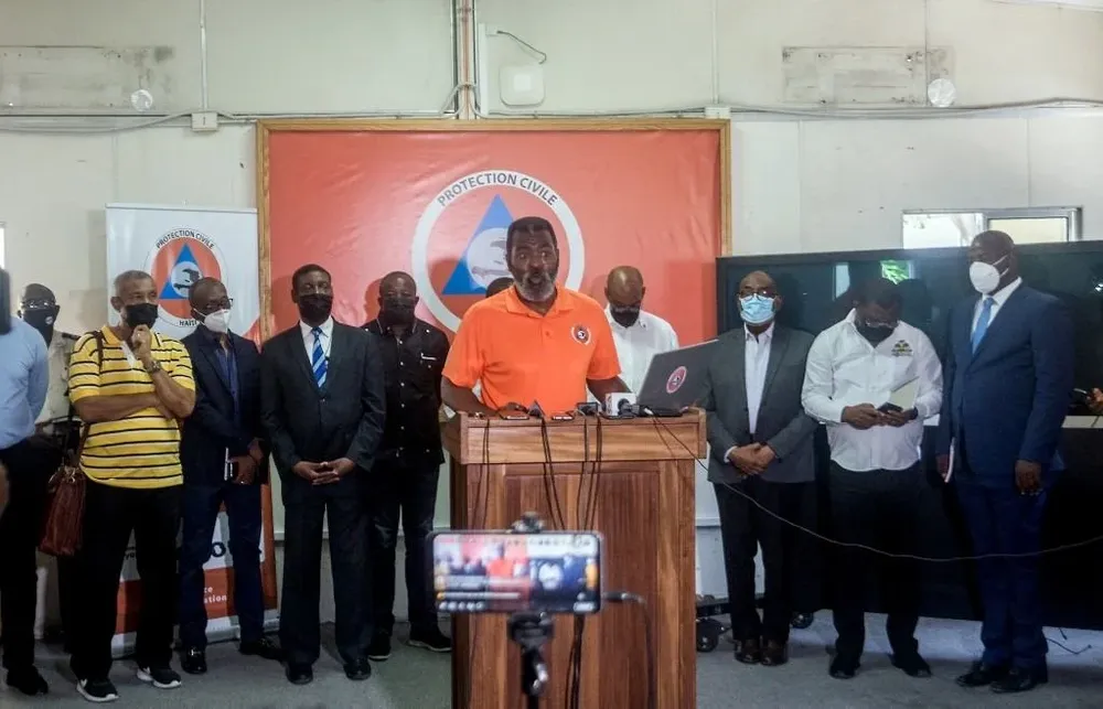 El director general de Protección Civil, Jerry Chandler, habla durante una conferencia de prensa en Puerto Príncipe luego de que un terremoto azotara la península suroeste del país