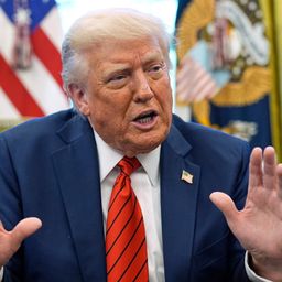 La economía cayó 0,3% en el inicio del año, crecen las probabilidades de recesión y Trump pide paciencia