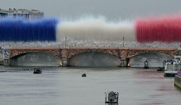 La bandera de Francia se formó con humo de colores al inicio de la ceremonia inaugural de los Juegos Olímpicos París 2024.