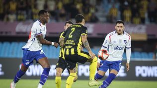 Gonzalo Carneiro y Maximiliano Gómez de Nacional, ante Lucas Ferreira de Peñarol