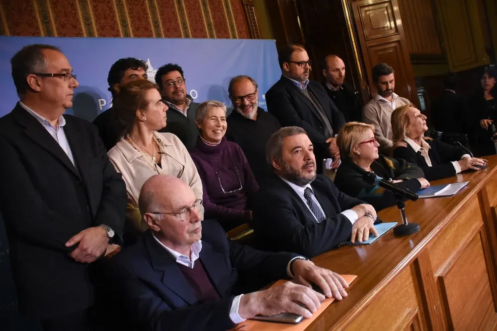 Frente Amplio propone dos nuevos feriados por golpe de Estado; la coalición no acompaña la propuesta 