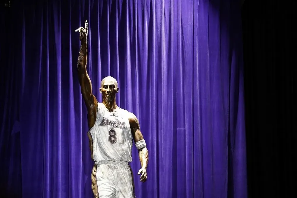 La primera de las tres estatuas que se colocarán en honor a Kobe Bryant