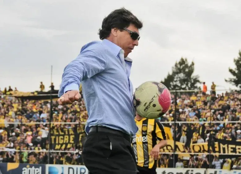 El inefable Juan Ramón Carrasco tomó una pelota al borde de la cancha e hizo jueguito durante el partido Danubio-Peñarol el domingo 30