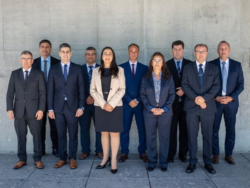 El comisario mayor Barcellos es el primero del lado izquierdo de la segunda fila de la foto