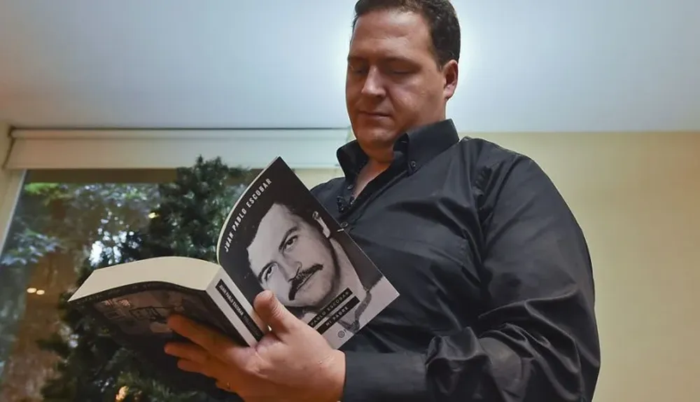 Juan Pablo Escobar con el libro Mi padre