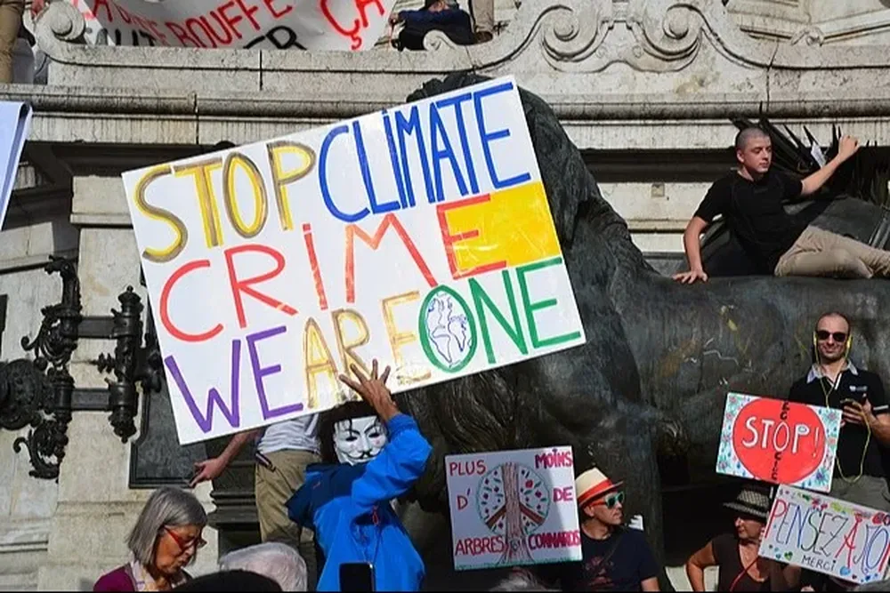 Manifestantes en la capital de Francia en diciembre de 2023 a ocho años del histórico Acuerdo de París en la COP 21 que fijó como meta limitar el aumento de la temperatura global en este siglo a 2°C.
