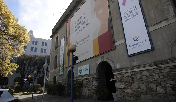 El propósito del cargo es conducir vehículos livianos y trasladar personas o materiales.