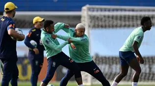 Neymar y Richarlison bromeando en el Centenario