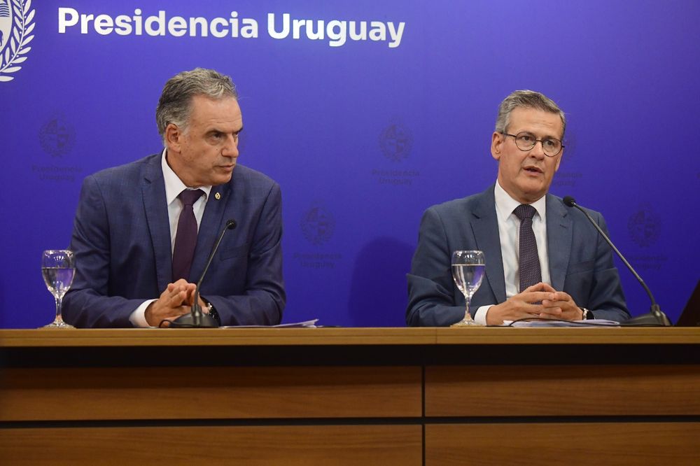 Yamandú Orsi y Jorge Díaz en conferencia de prensa en Torre Ejecutiva el 13 de febrero de 2026 para anunciar la rescisión del contrato con Cardama