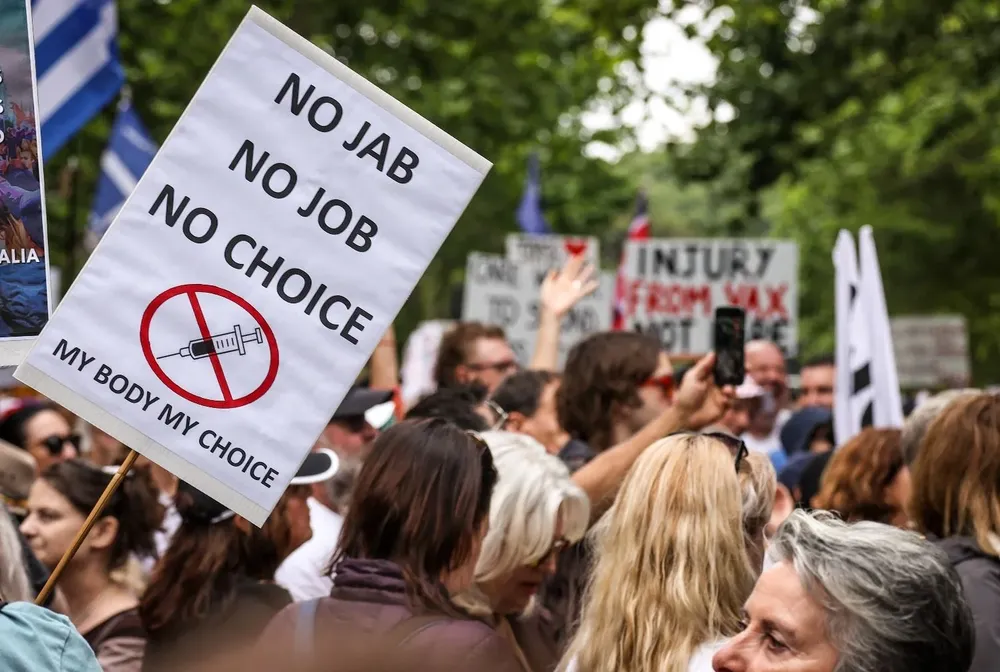 Varias personas asisten a una protesta contra los cierres por covid-19 y los mandatos de vacunas en Sydney.