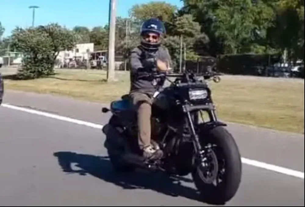 Luis Lacalle Pou acompañando a las Tortugas Ruteras en su Harley Davidson