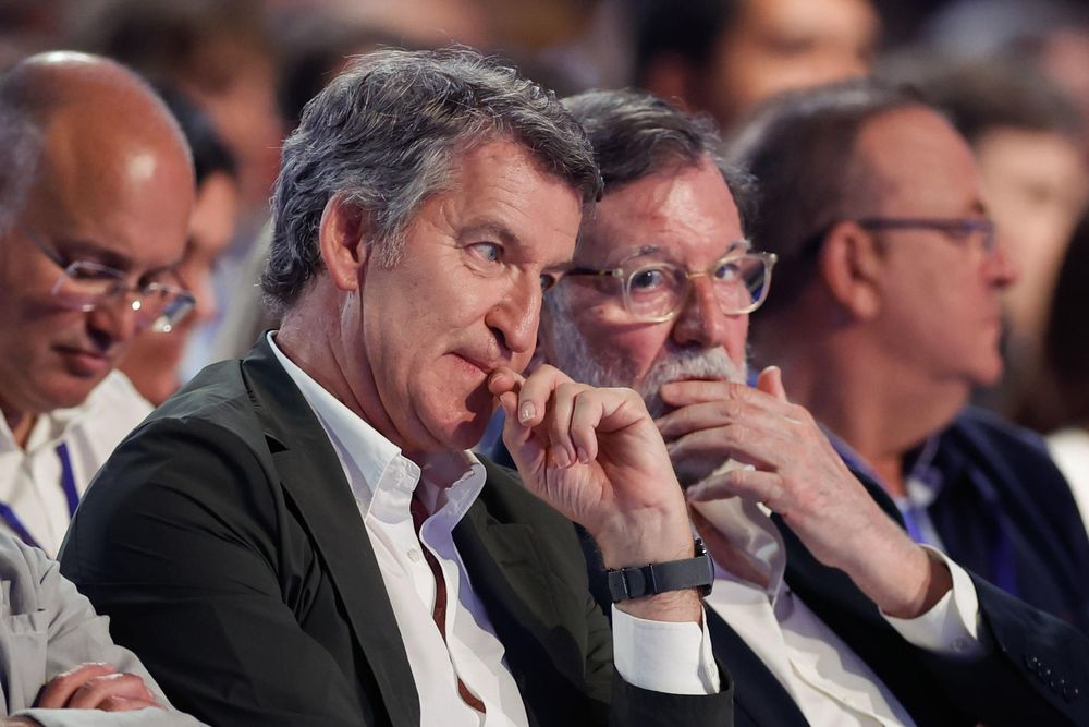 El líder del PP, Alberto Núñez Feijóo (2i), junto a su antecesor en el cargo, y ex presidente del Gobierno Mariano Rajoy, durante el XXI Congreso Nacional del PP.