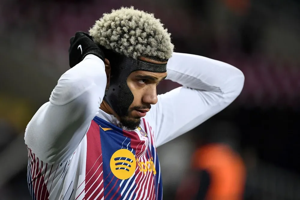 Araujo es titular en Barcelona