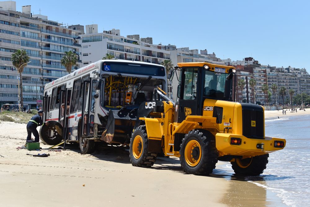 Así retiraron al ómnibus de Cutcsa que terminó en la playa de Pocitos
