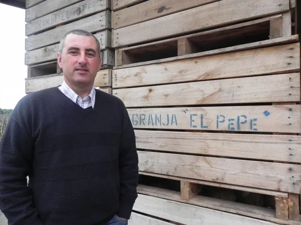 Marcos dirige la granja que lleva por nombre el apodo de su padre.