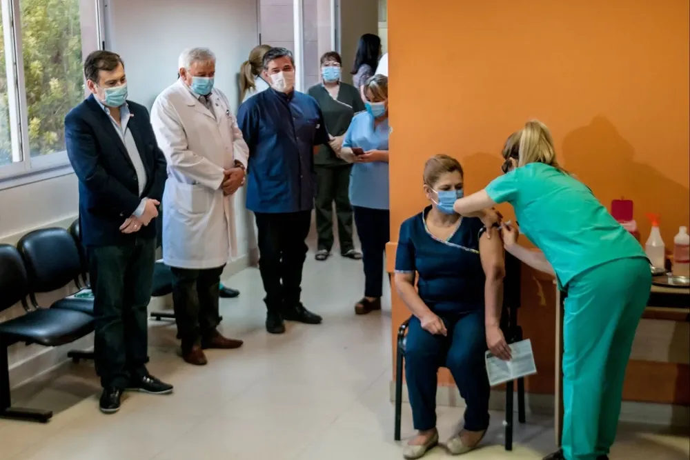 Argentina comienza la aplicación de terceras dosis