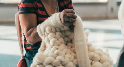 Suyai Hand Craft comienza talleres de tejidos en la Unidad Nº5 donde se alojan mujeres privadas de libertad