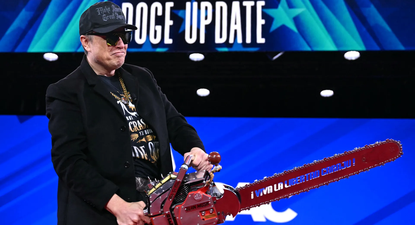 Elon Musk en la CPAC con una motosierra, regalo del presidente argentino Javier Milei.