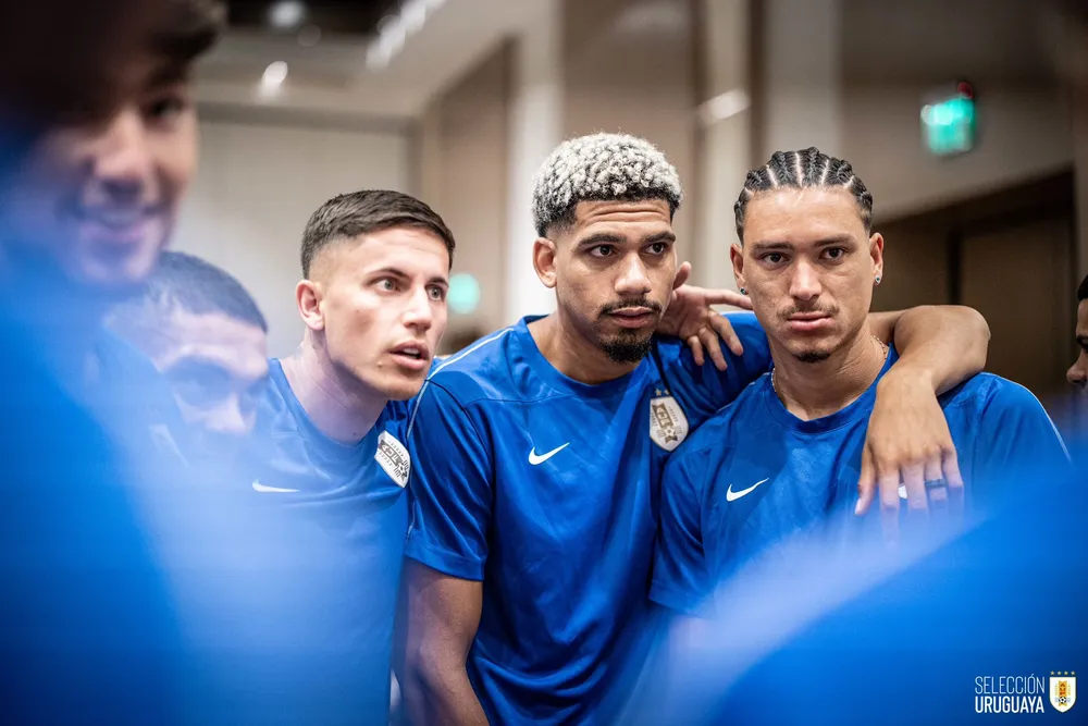 Brian Rodríguez, Ronald Araujo y Darwin Núñez escuchan a Federico Valverde en el hotel de la selección de Uruguay en esta Copa América 2024