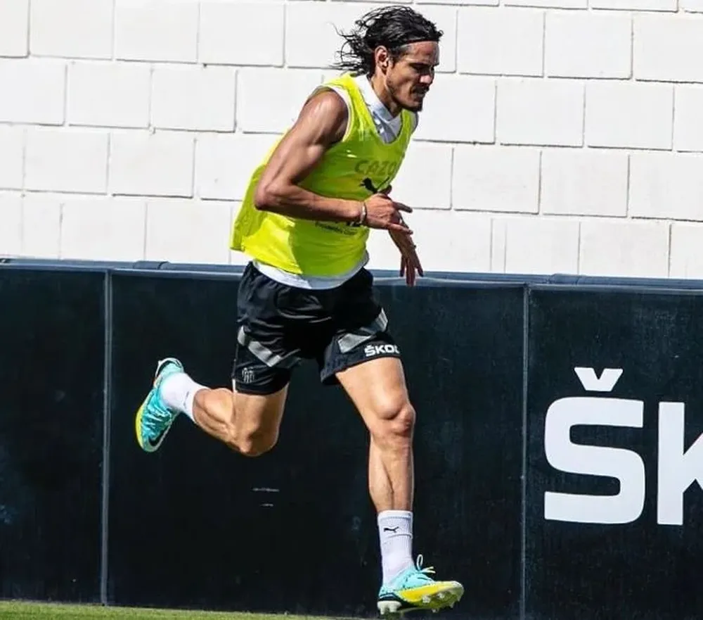 Edinson Cavani en la cancha del Valencia