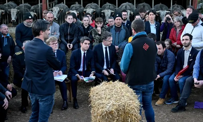 Desde su asunción como primer ministro, Gabriel Attal (Centro), ha procurado desactivar las masivas protestas de los productores agropecuarios.
