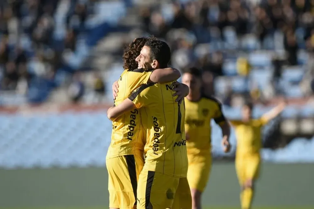 El festejo de Maxi Rodríguez con Corujo