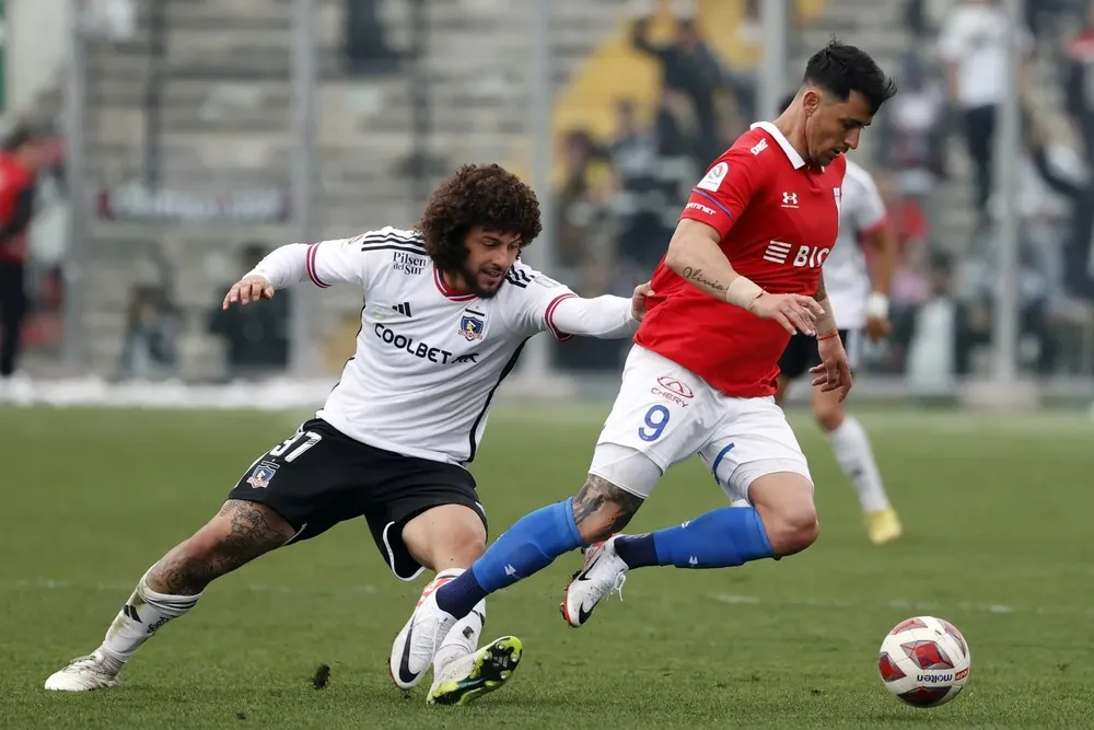 Maxi Falcón contra Fernando Zampedri, en Colo Colo vs U Católica