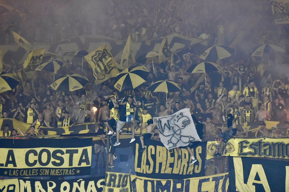 Hinchas de Peñarol con una bandera provocativa