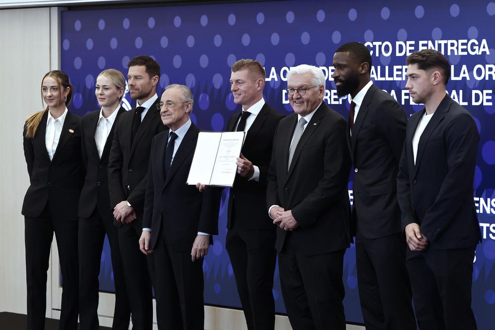 El exfutbolsita Toni Kroos recibe la Cruz de Caballero de la Orden del Mérito de la República Federal de Alemania de manos del presidente de Alemania, Frank-Walter Steinmeier, junto al presidente de Real Madrid, Florentino Pérez; el entrenador, Xabi Alonso; los jugadores Antonio Rüdiger y Fede Valverde, y las jugadoras Merle Frohms y Sara Däbritz&nbsp;