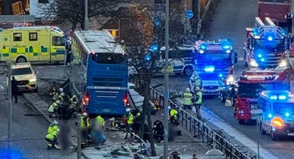El autobús de dos pisos que se estrelló contra una parada en el centro de Estocolmo.&nbsp;