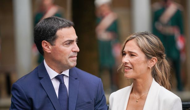 El nuevo lehendakari, Imanol Pradales, y su esposa, Laura Sáez, durante el acto de toma de posesión de Imanol Pradales de su nuevo cargo, en la Casa de Juntas de Gernika. Foto: Europa Press.