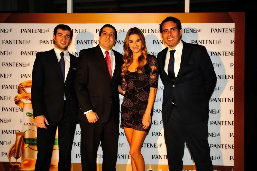 El marketing manager de P&G, Alfredo Manzur, el comercial manager de P&G,Carlos Cohen, MArcela Kloosterboer y el hair care brand managerpara Latinoamérica de Pantene,Erick Flores