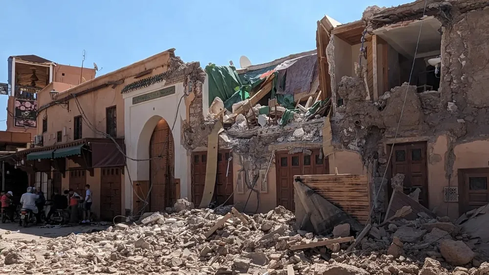 Una calle con casas destruidas por el sismo de magnitud 7 en Marruecos